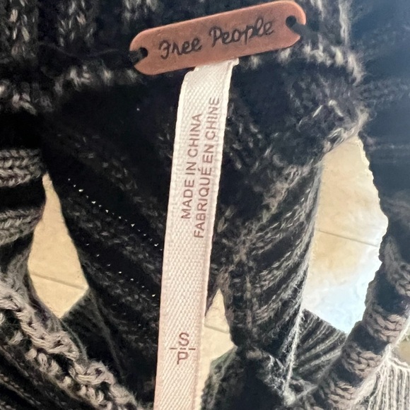 ⭐️BOGO FREE⭐️FREE PEOPLE "Half Moon" EUC Halter Sweater Grunge Distressed S - Picture 2 of 11